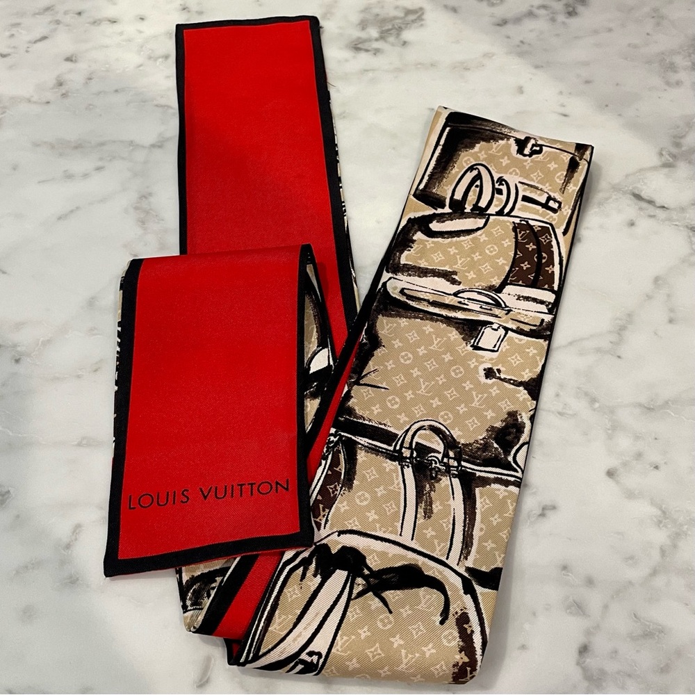 Stunning twilly w trademark icon comes in gift box w envelope!